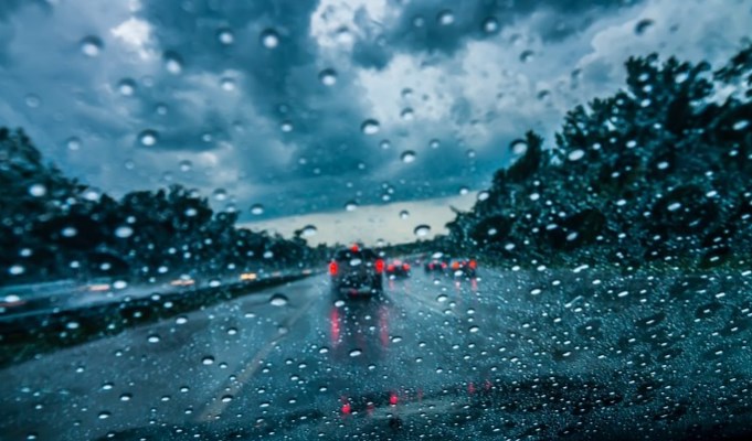 trânsito em dias de chuva